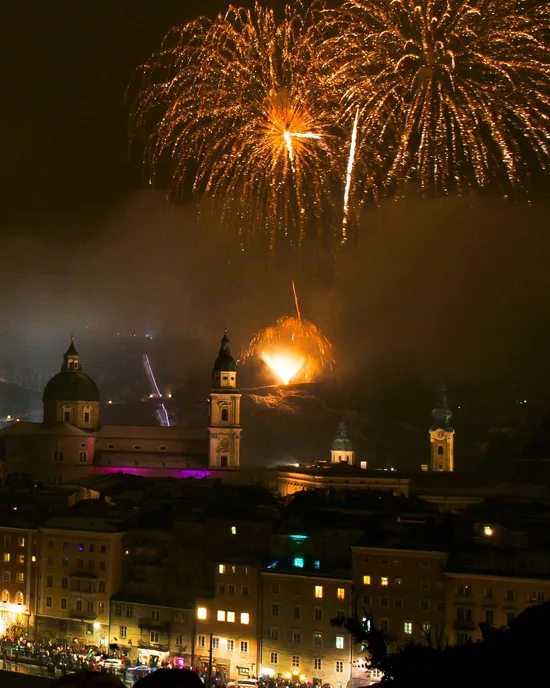 Nachtansicht von Salzburg mit Dom und goldenen Feuerwerken am Himmel
